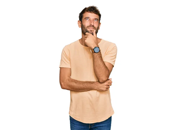 Beau Jeune Homme Barbe Portant Shirt Décontracté Avec Main Sur — Photo