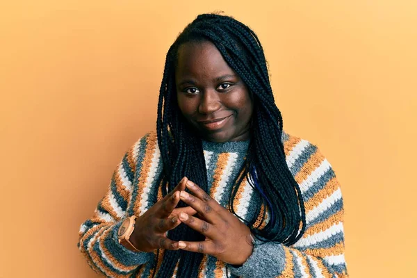 Saçları Örülü Kışlık Süveter Giyen Genç Siyahi Bir Kadın Ellerini — Stok fotoğraf