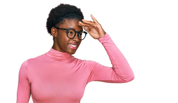 Mladá Africká Americká Dívka Neformálním Oblečení Brýlích Velmi Šťastná Usmívající — Stock fotografie