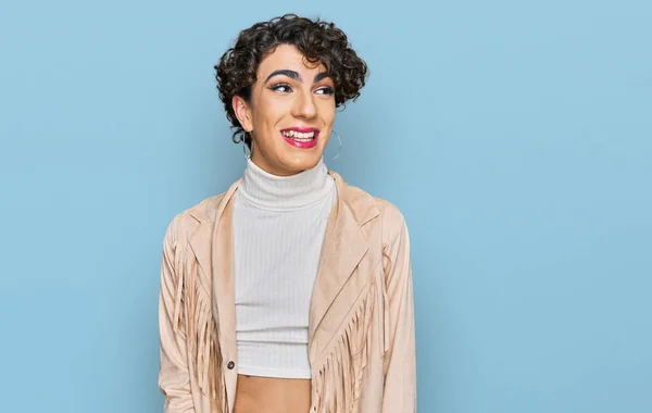 Bonito Homem Vestindo Maquiagem Roupas Mulher Sorrindo Olhando Para Lado — Fotografia de Stock