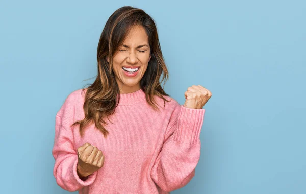 Mujer Hispana Joven Vestida Con Ropa Casual Celebrando Sorprendida Sorprendida —  Fotos de Stock