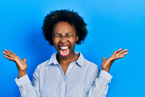 Jovem Afro Americana Vestindo Roupas Casuais Celebrando Loucos Loucos Pelo — Fotografia de Stock