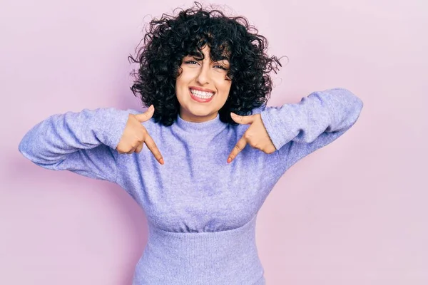 Junge Frau Aus Dem Mittleren Osten Lässiger Kleidung Sieht Selbstbewusst — Stockfoto