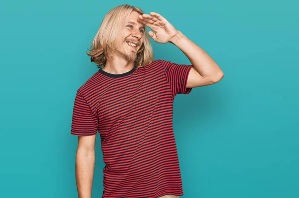 Biały Mężczyzna Blond Długimi Włosami Noszący Luźną Koszulkę Paski Bardzo — Zdjęcie stockowe