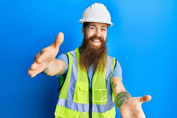 Roodharige Man Met Lange Baard Met Veiligheidshelm Reflecterende Jas Die — Stockfoto