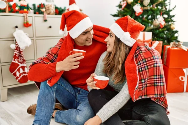 Casal Jovem Usando Chapéu Natal Cobrindo Com Cobertor Sentado Chão — Fotografia de Stock