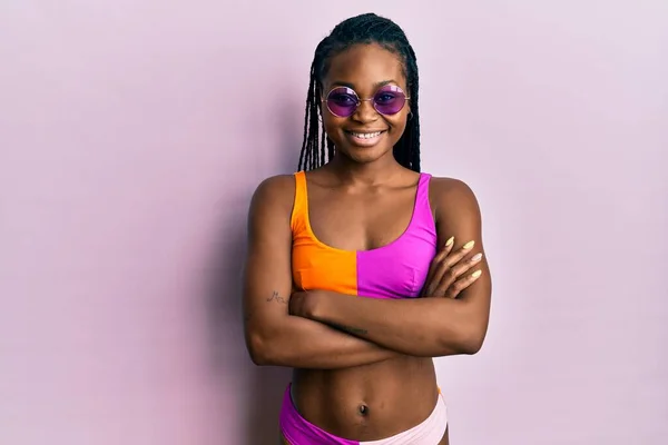Bikini Güneş Gözlüğü Takan Kollarını Kavuşturup Kameraya Gülümseyen Genç Afro — Stok fotoğraf