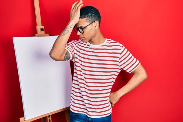站在画家画架旁边的年轻的非洲裔美国人对自己的错误感到惊讶 记住错误 坏的记忆概念 — 图库照片