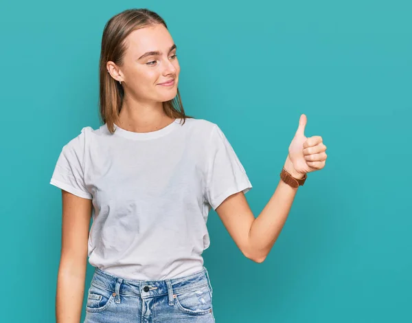 Hermosa Joven Rubia Vistiendo Una Camiseta Blanca Casual Que Orgullosa — Foto de Stock