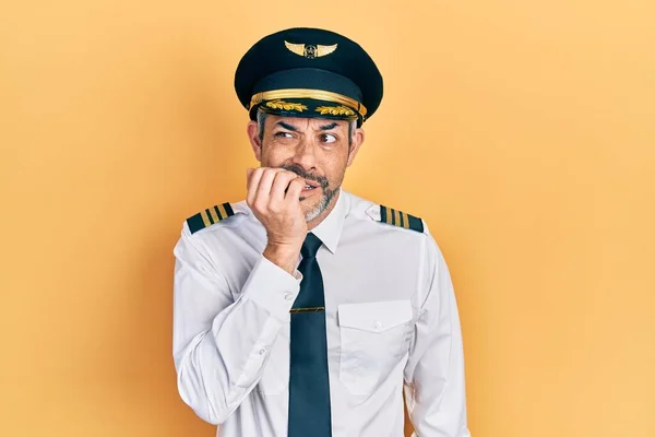 Schöner Mann Mittleren Alters Mit Grauen Haaren Flugzeugpilotenuniform Der Gestresst — Stockfoto