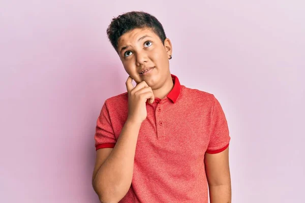 Teenager Hispanischer Junge Lässiger Kleidung Der Konzentriert Mit Dem Finger — Stockfoto