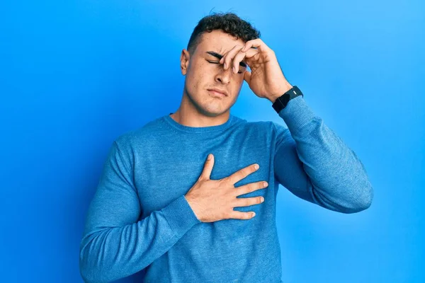 Spanskættede Unge Mann Med Vintergenser Som Berører Pannen Grunn Sykdom – stockfoto