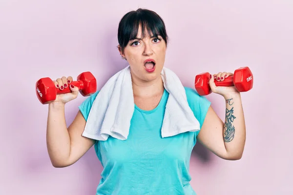 Mujer Hispana Joven Usando Ropa Deportiva Usando Mancuernas Cara Choque —  Fotos de Stock