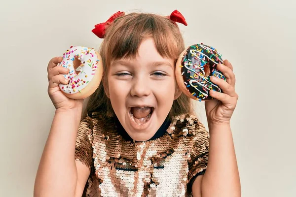 Маленькая Кавказская Девочка Вкусными Красочными Пончиками Улыбается Громко Смеется Потому — стоковое фото