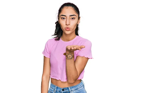 Diş Teli Takan Sıradan Kıyafetler Giyen Latin Asıllı Genç Kız — Stok fotoğraf
