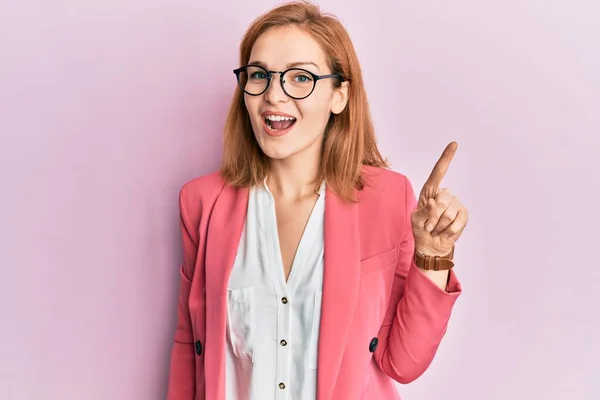 Ung Kaukasisk Kvinna Affärsstil Och Glasögon Pekar Finger Upp Med — Stockfoto