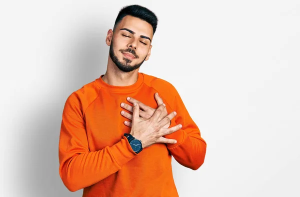 Junger Hispanischer Mann Mit Bart Lässig Orangefarbenem Pullover Lächelnd Mit — Stockfoto
