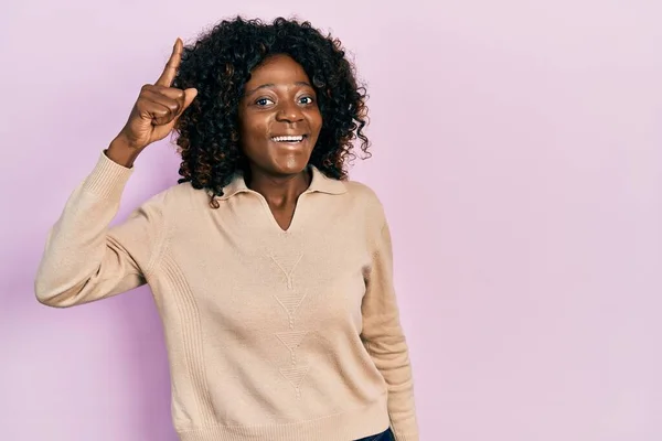 Gündelik Giysiler Giyen Genç Afro Amerikan Kadın Başarılı Bir Fikirle — Stok fotoğraf