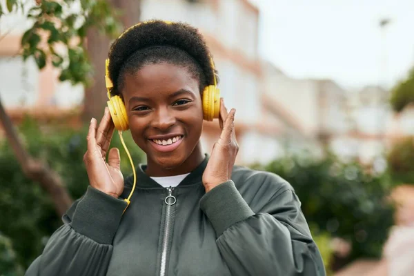 Jong Afrikaans Amerikaans Meisje Glimlachen Gelukkig Met Behulp Van Koptelefoon — Stockfoto