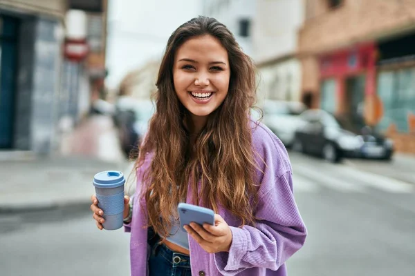 Ung Latinamerikansk Kvinna Använder Smartphone Dricka Kaffe Staden — Stockfoto