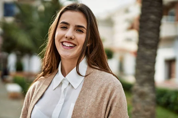 Young Hispanic Businesswoman Smiling Happy Standing City — Stock Photo, Image