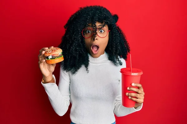 Afrikaans Amerikaanse Vrouw Met Afro Haar Eten Van Een Smakelijke — Stockfoto