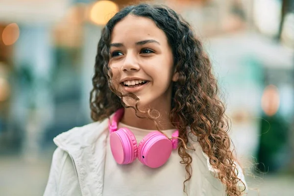 Spanyol Gyerek Lány Mosolyog Boldog Segítségével Fejhallgató Városban — Stock Fotó