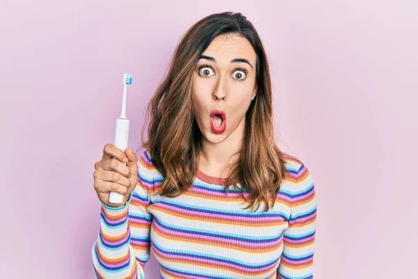 Menina Hispânica Jovem Segurando Escova Dentes Elétrica Assustada Espantada Com — Fotografia de Stock