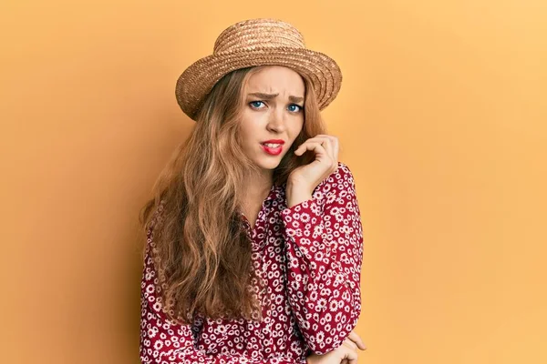 Yazlık Şapka Takan Güzel Sarışın Kadın Gergin Gergin Görünüyor Ağzı — Stok fotoğraf