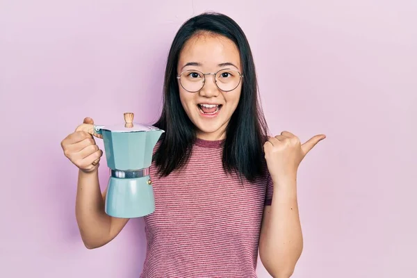 Jeune Fille Chinoise Tenant Une Cafetière Italienne Pointant Pouce Vers — Photo