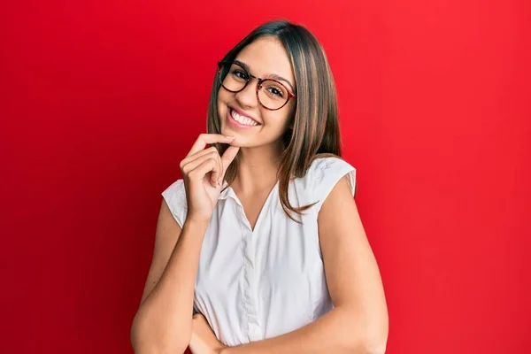 Joven Morena Vestida Con Ropa Casual Gafas Que Miran Con —  Fotos de Stock