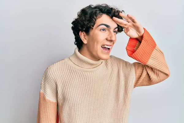 Der Hispanische Junge Mann Trägt Einen Lässigen Winterpullover Sehr Glücklich — Stockfoto