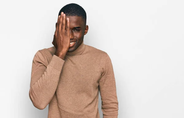Νεαρός Αφροαμερικάνος Που Φοράει Casual Χειμωνιάτικο Πουλόβερ Καλύπτοντας Ένα Μάτι — Φωτογραφία Αρχείου