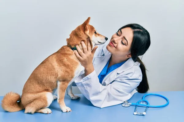 Veterinaria Mujer Vistiendo Uniforme Clínica Abrazando Perro Con Amor — Foto de Stock