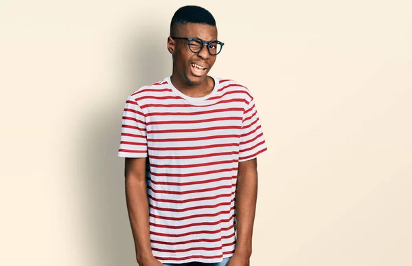 Giovane Uomo Afroamericano Indossa Maglietta Casual Occhiali Occhiolino Guardando Fotocamera — Foto Stock
