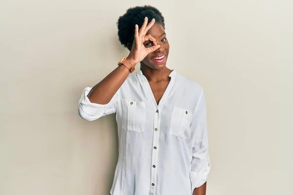 Молода Афроамериканська Дівчина Повсякденному Одязі Яка Добре Жестикулює Усміхаючись Рукою — стокове фото