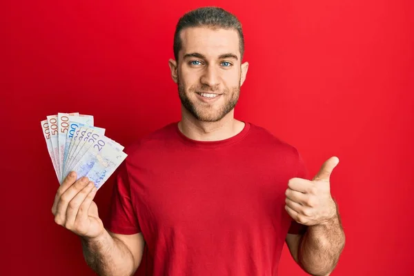 Молодий Білий Чоловік Тримає Шведські Банкноти Крони Посміхаючись Щасливим Позитивним — стокове фото