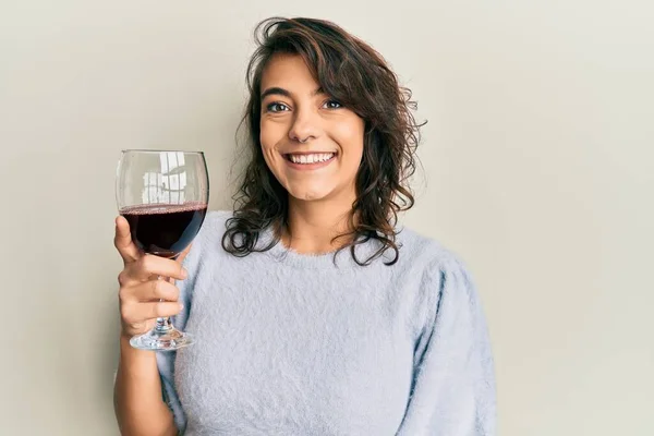 Joven Mujer Hispana Bebiendo Una Copa Vino Tinto Luciendo Positiva — Foto de Stock