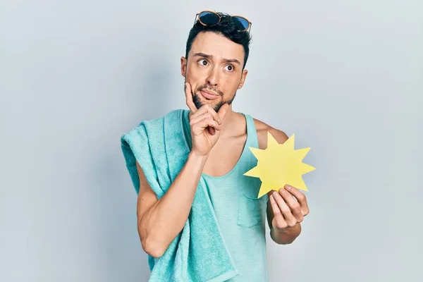 Молодий Іспаномовний Чоловік Літньому Стилі Тримає Жовте Сонце Серйозне Обличчя — стокове фото