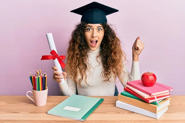 Chica Hispana Joven Con Sombrero Graduado Sosteniendo Diploma Gritando Orgulloso —  Fotos de Stock