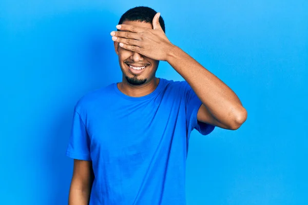 Jeune Homme Afro Américain Portant Shirt Bleu Décontracté Souriant Riant — Photo