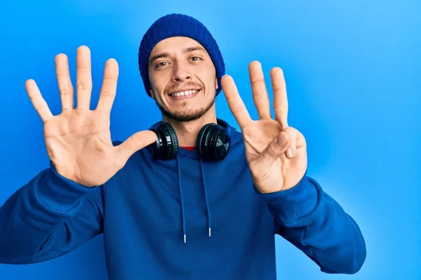 Spaanse Jongeman Draagt Sweatshirt Koptelefoon Met Vingers Nummer Acht Glimlacht — Stockfoto