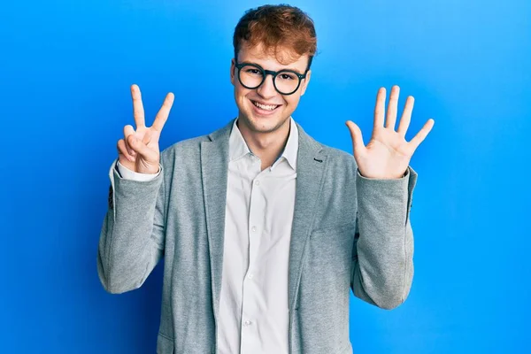 Mladý Běloch Elegantním Oblečení Brýlích Ukazuje Ukazuje Prsty Číslo Sedm — Stock fotografie
