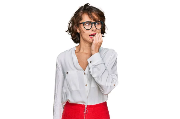 Ung Latinamerikansk Kvinna Bär Business Style Och Glasögon Ser Stressad — Stockfoto