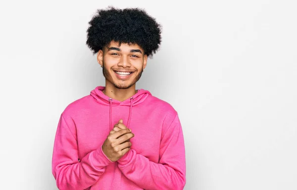 Afro Saçlı Elleri Bağlı Günlük Pembe Kazak Giyen Gülümseyen Gevşemiş — Stok fotoğraf