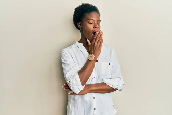 Ung Afrikansk Amerikansk Flicka Bär Casual Kläder Uttråkad Gäspande Trött — Stockfoto