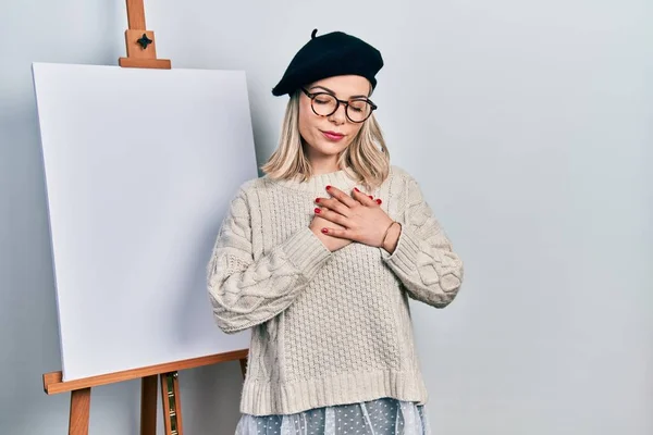 Belle Femme Caucasienne Debout Près Chevalet Peintre Debout Souriant Avec — Photo