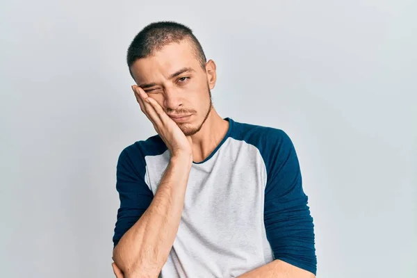 Joven Hispano Vestido Con Ropa Casual Pensando Que Cansado Aburrido —  Fotos de Stock