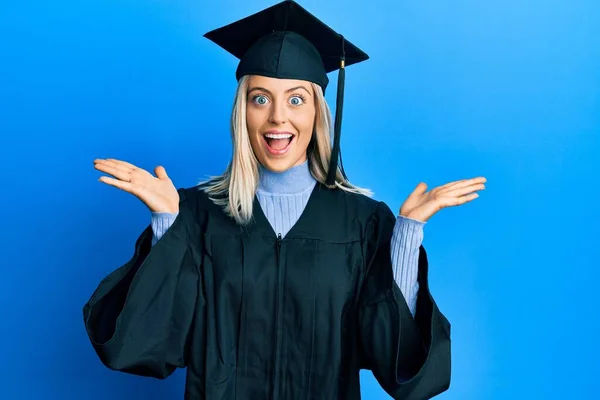 Hermosa Mujer Rubia Con Gorra Graduación Bata Ceremonia Celebrando Loco —  Fotos de Stock