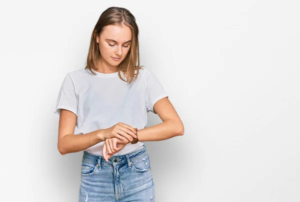 Hermosa Mujer Rubia Joven Con Camiseta Blanca Casual Comprobando Hora — Foto de Stock